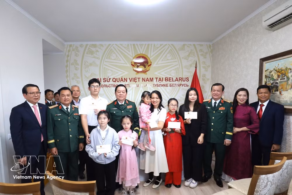 El embajador de Vietnam en Belarús, Nguyen Van Trung, junto con la comunidad vietnamita, da la bienvenida al general Nguyen Trong Nghia en su visita oficial a Belarús. (Foto: VNA)