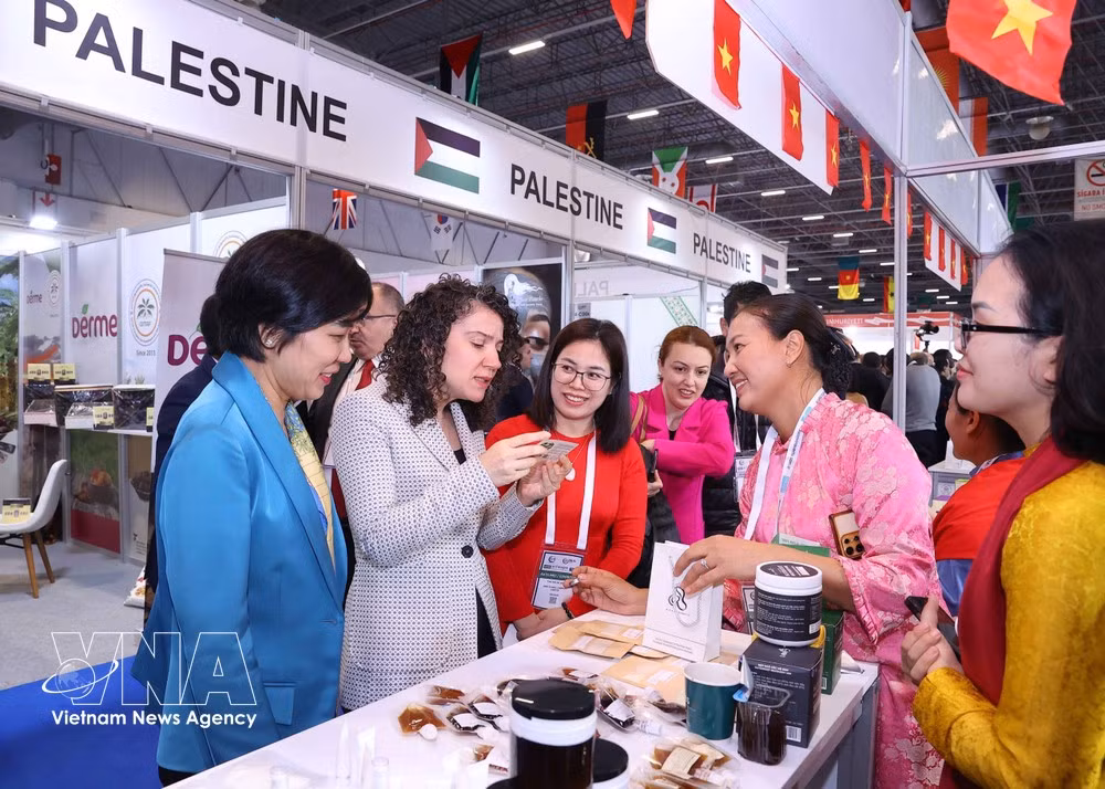 Los delegados visitan el stand de la Cooperativa Verde de Hanoi en la Expo Halal 2025. (Foto: VNA)