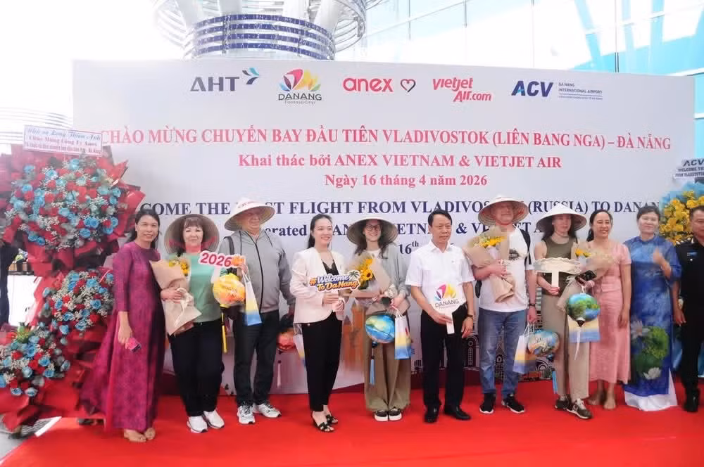 Visitanten llegan al Aeropuerto Internacional de Da Nang. (Foto: tuoitre.vn)