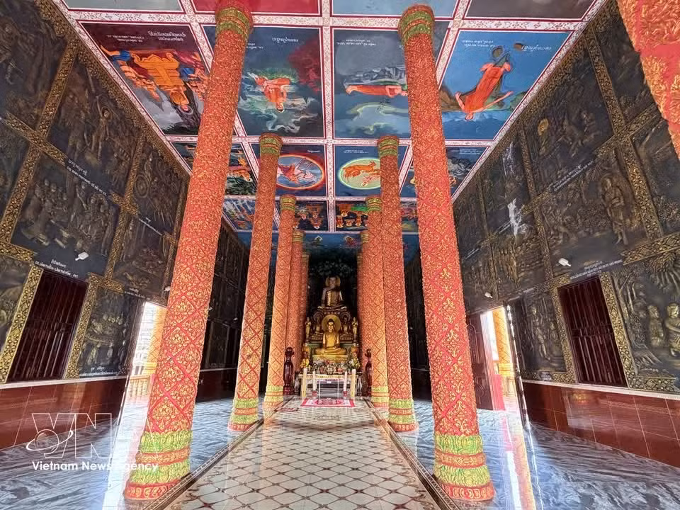 En el interior del santuario principal, dos hileras de enormes columnas sostienen el techo del templo, creando un espacio amplio, ventilado y fresco. Las paredes y el techo están cubiertos de elaborados relieves y coloridos murales que recrean vívidamente la vida de Buda, desde su nacimiento hasta su camino espiritual hacia la iluminación. (Foto: VNA)
