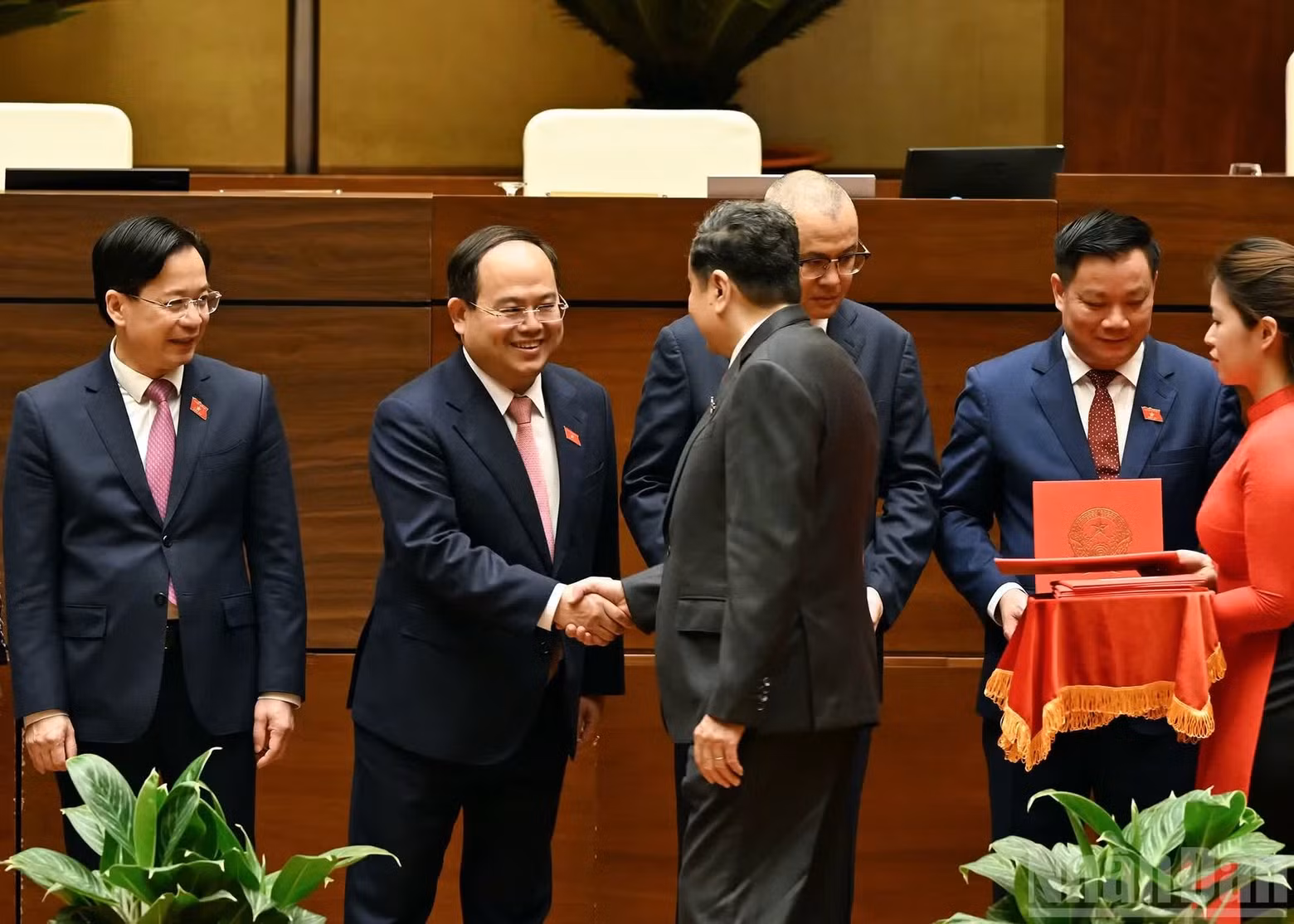 El presidente de la Asamblea Nacional, Tran Thanh Man, junto a los jefes de las delegaciones de diputados de la Asamblea Nacional de la XVI legislatura. (Foto: Duy Linh)