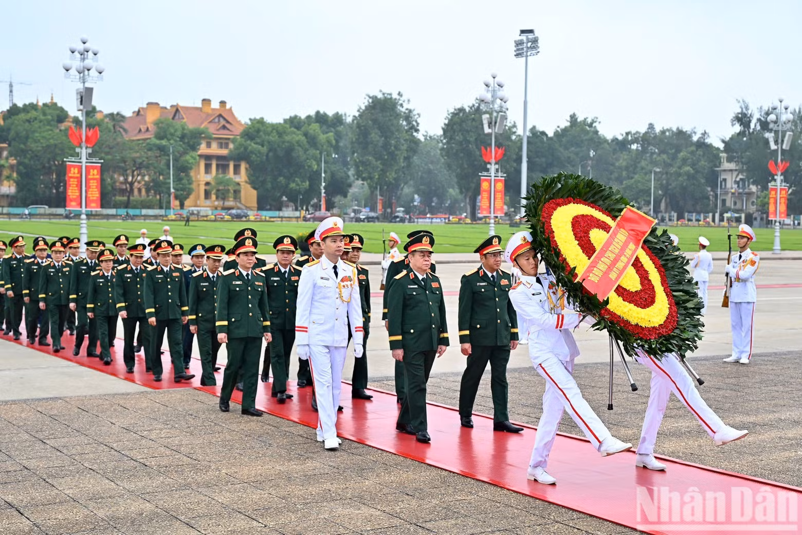 La delegación de la Comisión Militar Central y el Ministerio de Defensa deposita una ofrenda floral y rinde homenaje al Presidente Ho Chi Minh en su Mausoleo.