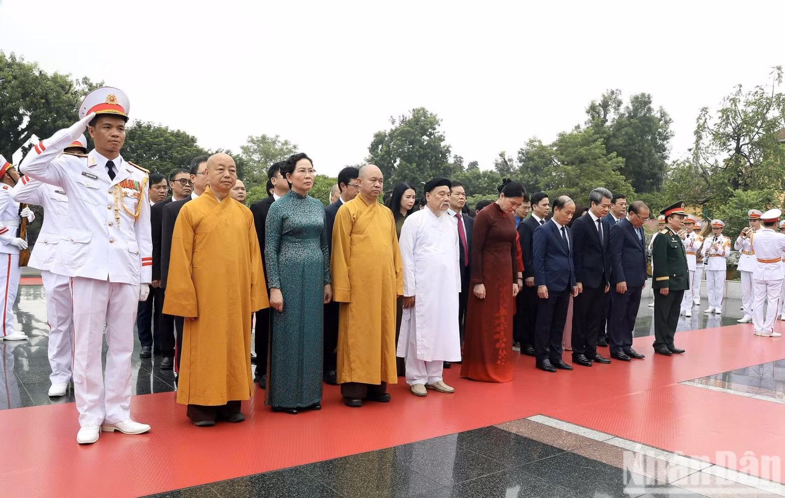 La delegación del Comité Central del Frente de la Patria de Vietnam rinde homenaje a los héroes y mártires.