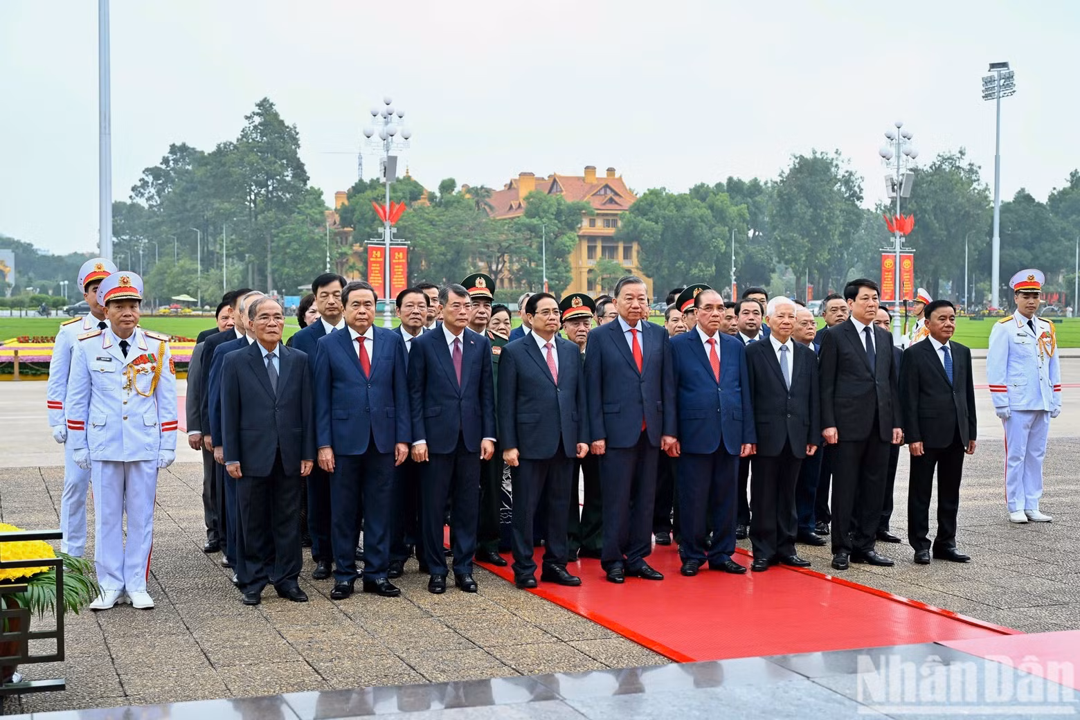 Los dirigentes y exdirigentes del Partido y del Estado rinden homenaje al Presidente Ho Chi Minh.