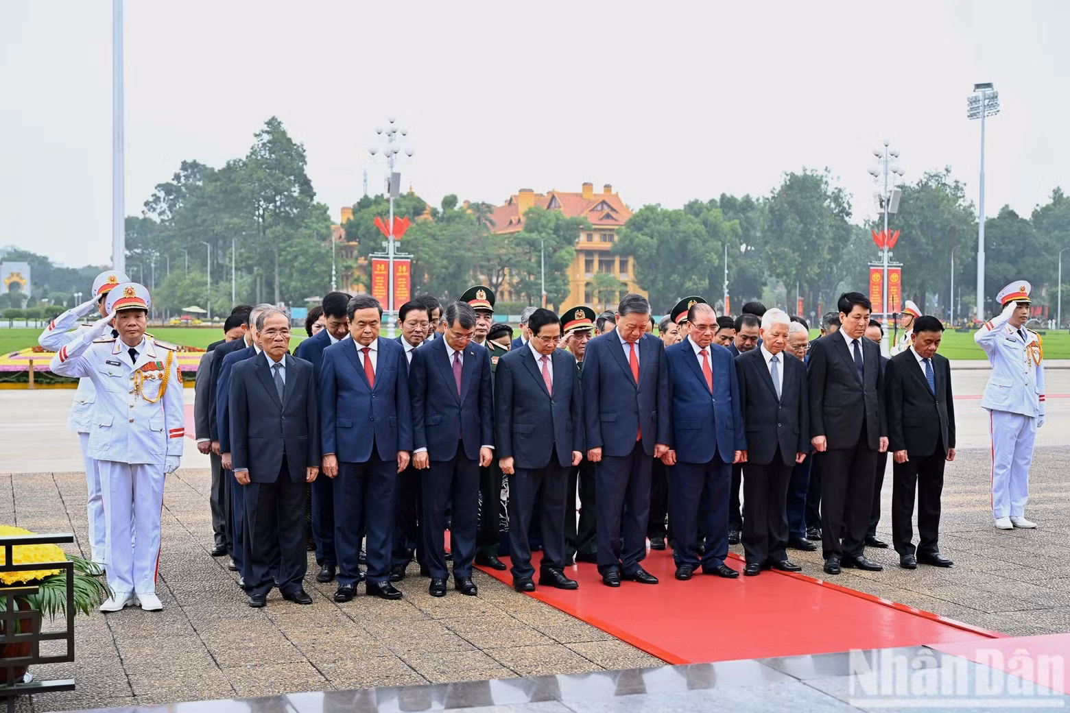 Los dirigentes y exdirigentes del Partido y del Estado rinden homenaje al Presidente Ho Chi Minh.