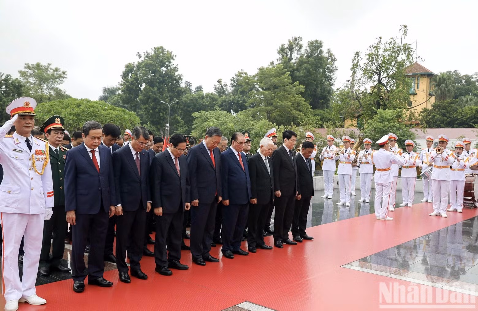 La delegación del Comité Central del Frente de la Patria de Vietnam rinde homenaje a los héroes y mártires.