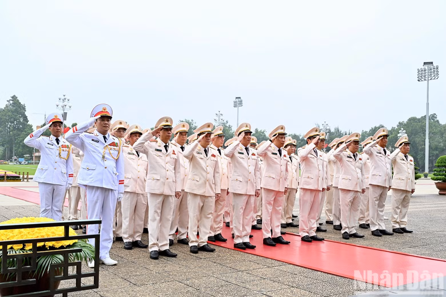 La delegación del Comité del Partido de Seguridad Pública Central y el Ministerio de Seguridad Pública rinde homenaje al Presidente Ho Chi Minh.