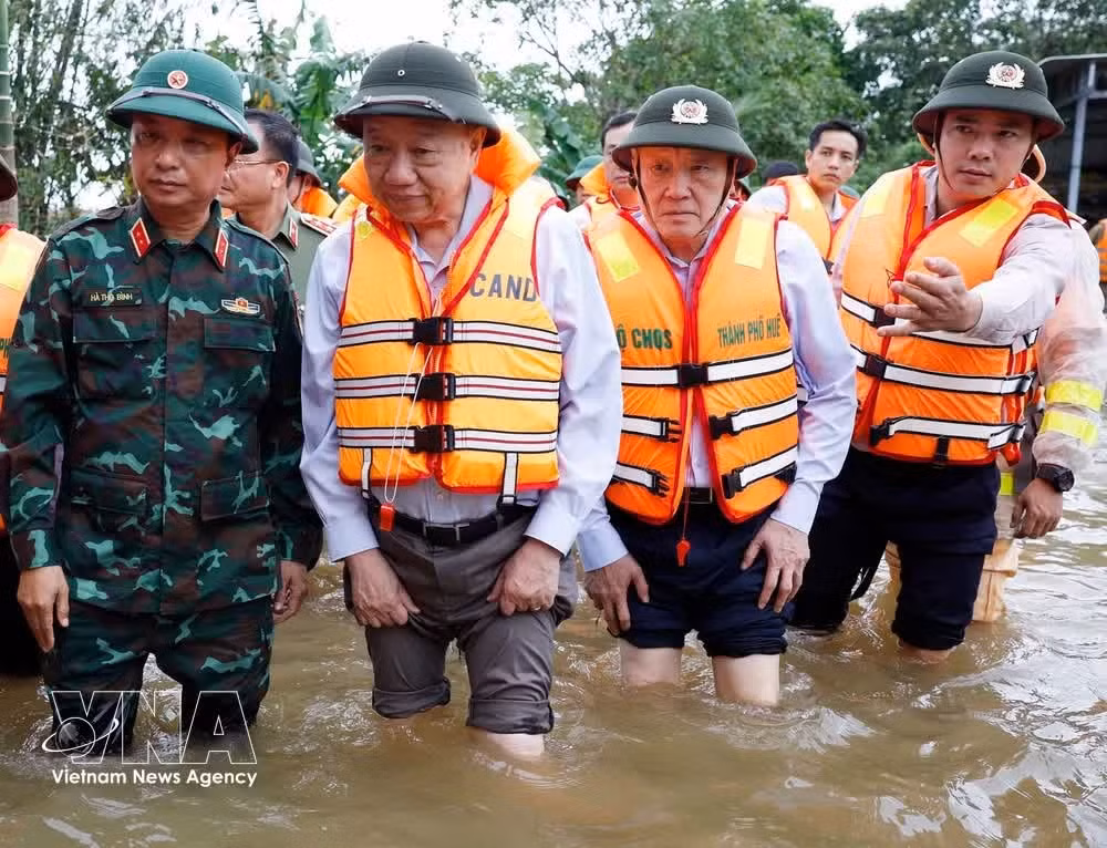 En la mañana del 2 de noviembre de 2025, el secretario general del PCV, To Lam, y la delegación del Comité Central del PCV visitan a las personas afectadas por las prolongadas lluvias e inundaciones en la ciudad de Hue. (Foto: VNA)