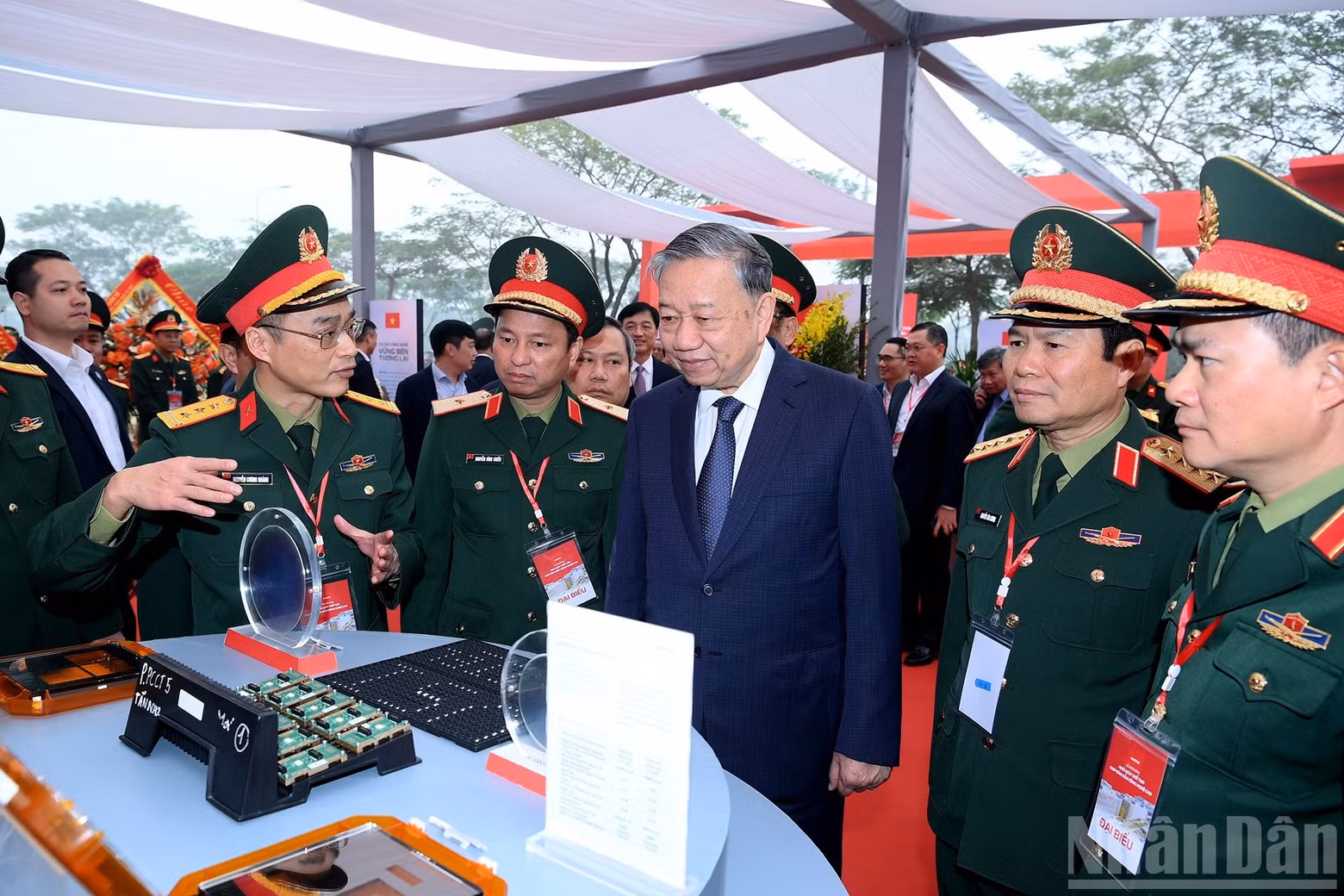 El líder partidista visita los productos de alta tecnología del Grupo Militar de Industria y Telecomunicaciones.