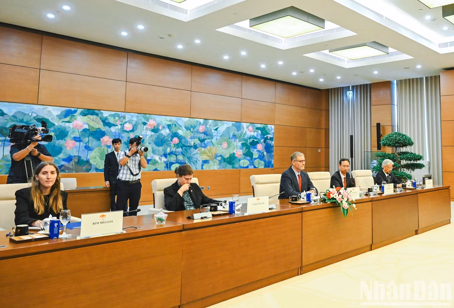 El embajador de Francia, Olivier Brochet, y otros delegados en el encuentro. (Foto: DUY LINH)