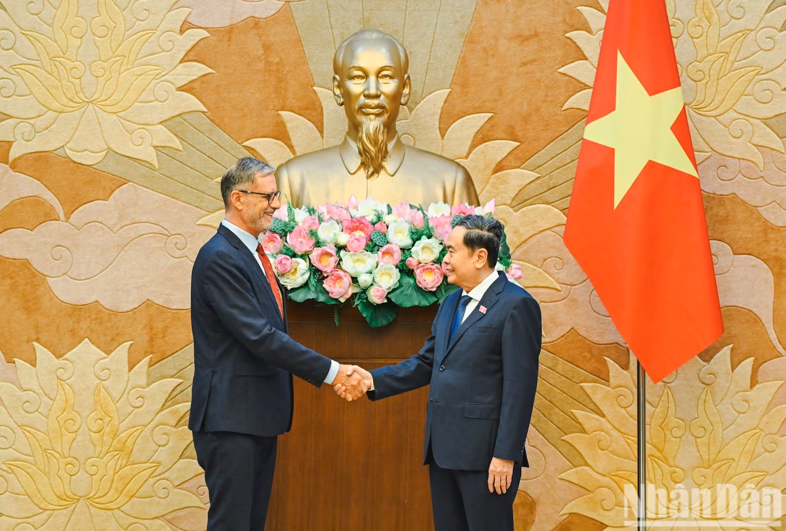 El presidente de la Asamblea Nacional de Vietnam, Tran Thanh Man, y el embajador de Francia, Olivier Brochet. (Foto: DUY LINH)