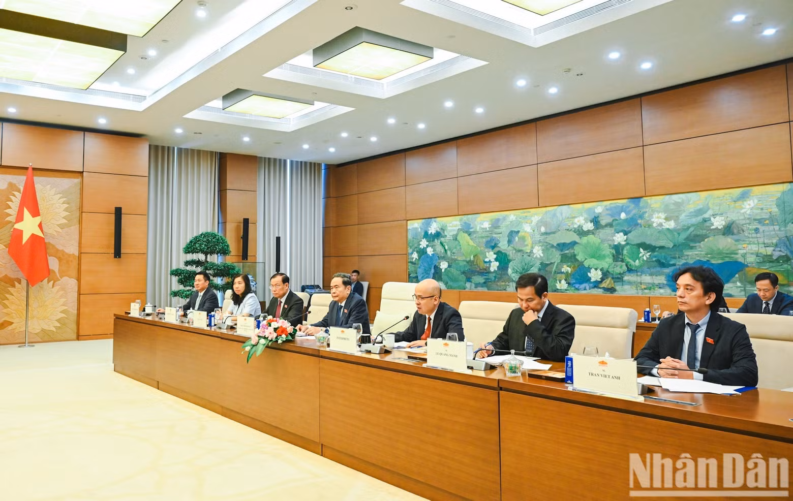 El dirigente legislativo y otros delegados en el encuentro. (Foto: DUY LINH)