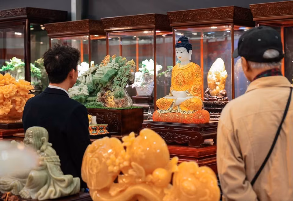 Los visitantes admiran esculturas finamente talladas de jade precioso en la Feria de Primavera. (Foto: VNA)