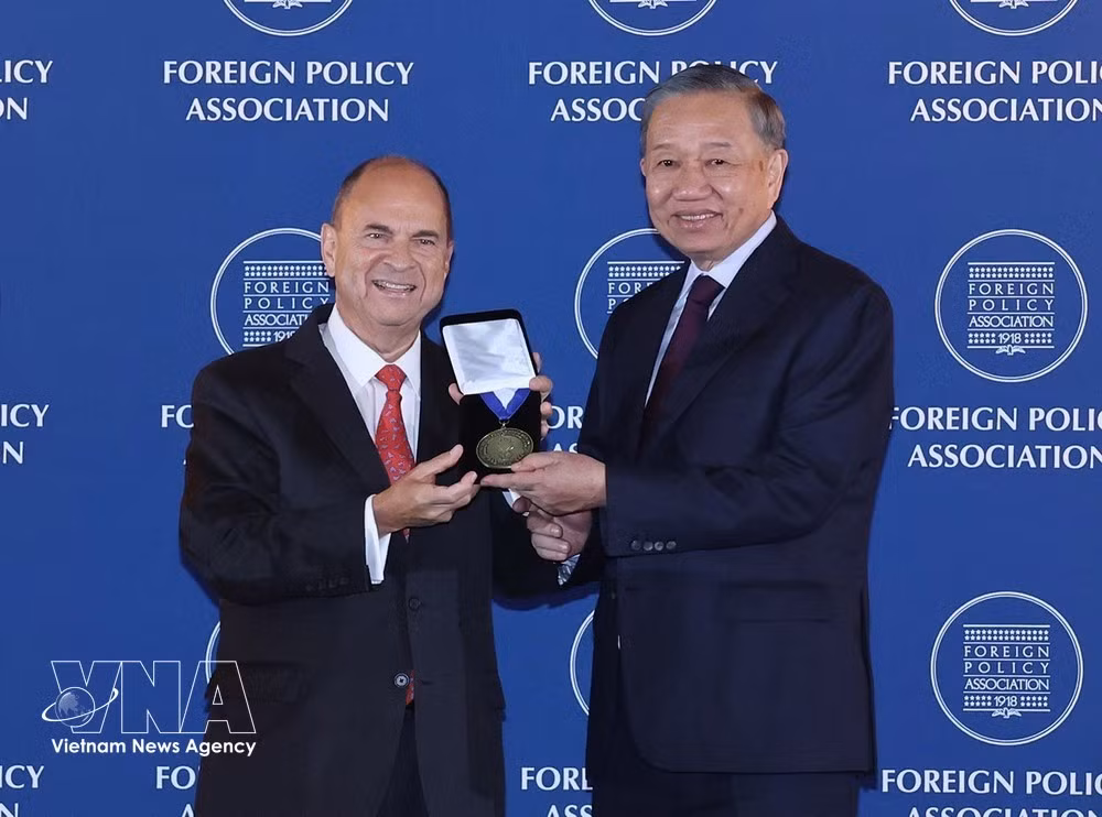 El presidente del Consejo de Administración de la FPA, Henry Fernandez, entrega al secretario general del PCV y presidente To Lam la Medalla de su organización. (Foto: VNA)