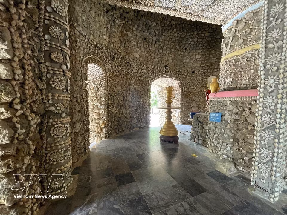 Patrones formados por conchas de caracol y de moluscos en el interior de la torre Bao Tich. (Foto: VNA)