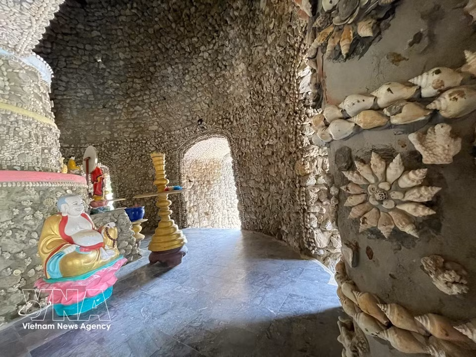 Patrones formados por conchas de caracol y de moluscos en el interior de la torre Bao Tich. (Foto: VNA)