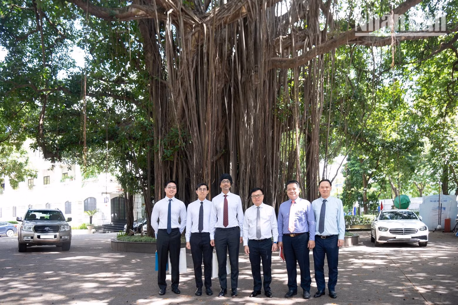 El embajador Rajpal Singh y el presidente-editor de Nhan Dan, Le Quoc Minh, intercambian opiniones sobre los notables avances de Vietnam en el desarrollo de modelos de IA con cientos de miles de millones de tokens. (Foto: MINH DUY)