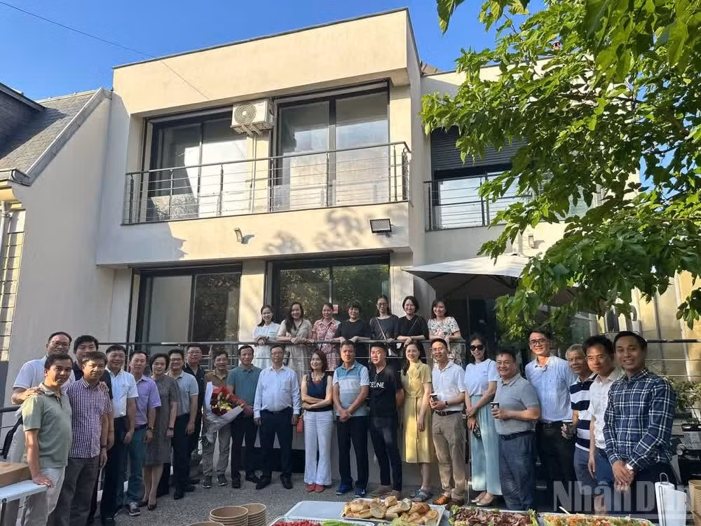 Los representantes de los medios vietnamitas en Francia participan en el encuentro con motivo del 101º aniversario del Día de la Prensa Revolucionaria de Vietnam.