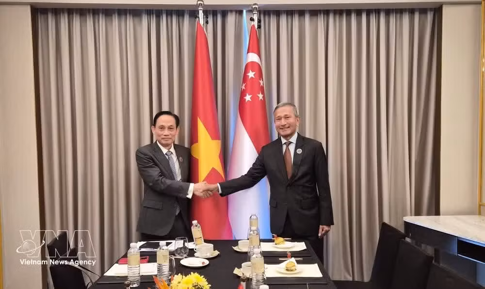 El 29 de enero de 2026, el canciller de Vietnam, Le Hoai Trung, sostuvo una reunión bilateral con su homólogo singapurense, Vivian Balakrishnan, en el marco de la Reunión Restringida de Ministros de Relaciones Exteriores de la Asean en Cebú, Filipinas. (Foto: VNA)
