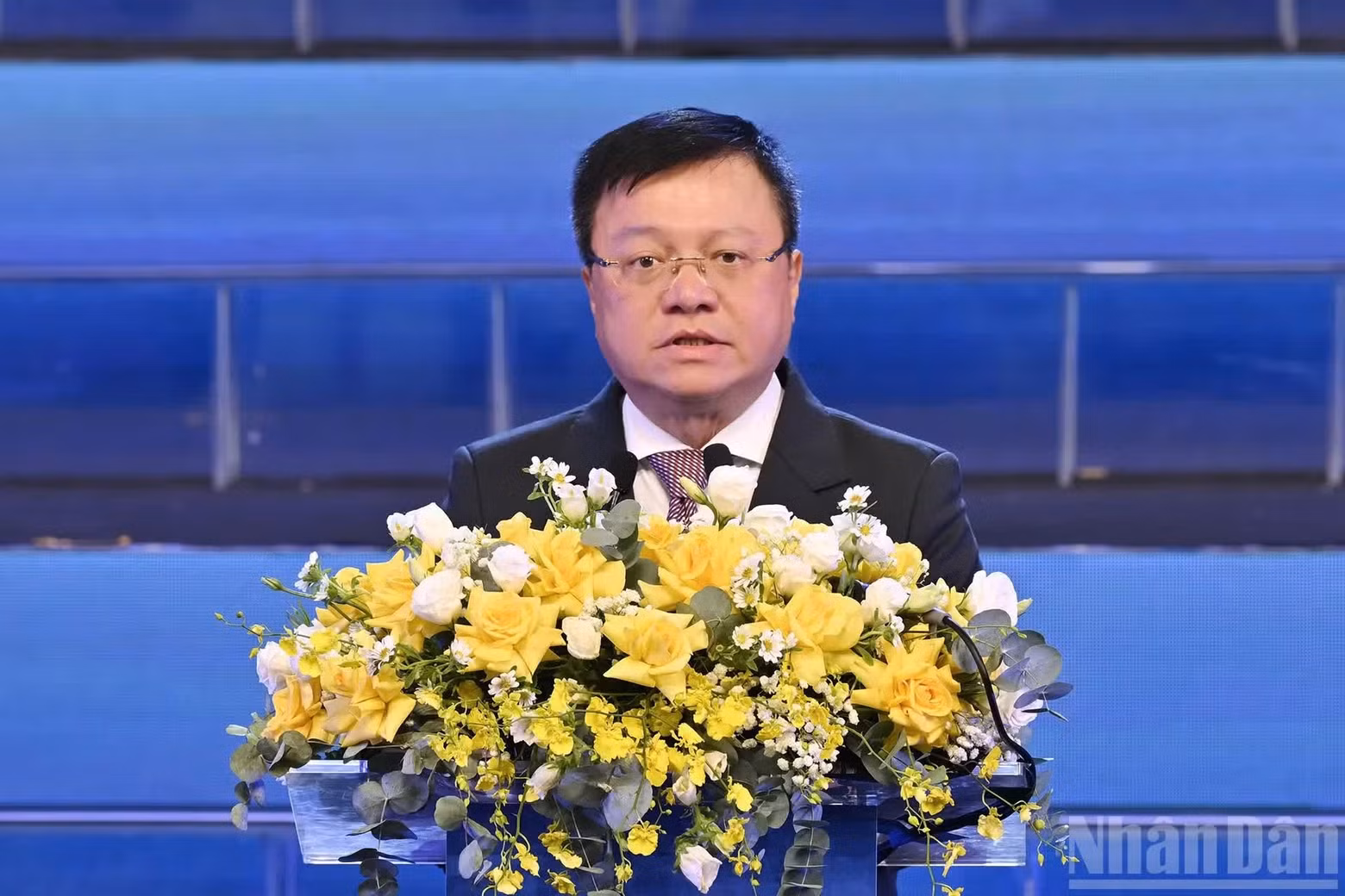 Le Quoc Minh, miembro del Comité Central del Partido Comunista de Vietnam, presidente-editor del periódico Nhan Dan (Pueblo), subjefe de la Comisión de Propaganda, Educación y Movilización de Masas del Comité Central y presidente de la Asociación de Periodistas de Vietnam, pronuncia el discurso inaugural de la ceremonia.