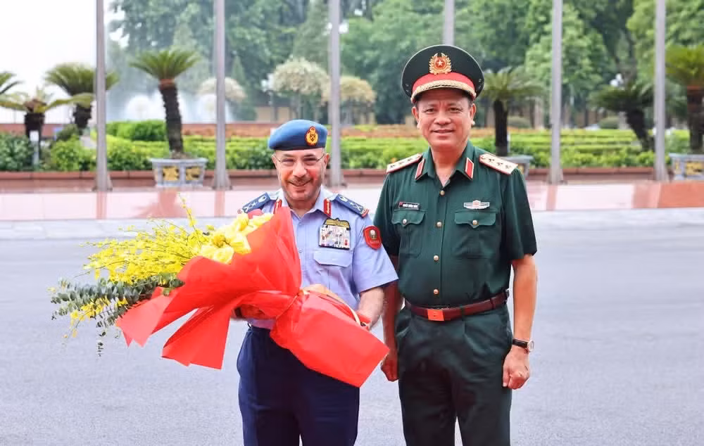 El teniente general Nguyen Truong Thang, miembro del Comité Central del Partido Comunista de Vietnam y viceministro de Defensa, recibe a su homólogo de EAU, teniente general Ibrahim Nasser Mohammed Al Alawi.