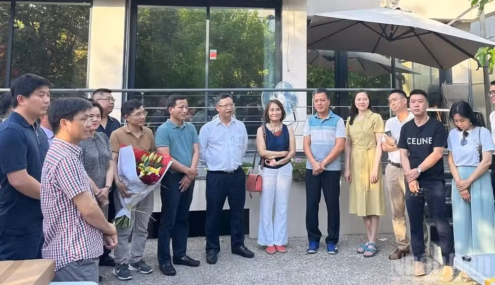 Con motivo del 101º aniversario del Día de la Prensa Revolucionaria de Vietnam, Duc Hai felicita a los periodistas vietnamitas en Francia.