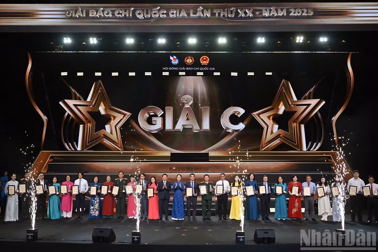 Entregan premios C a autores y representantes de los grupos de autores galardonados.