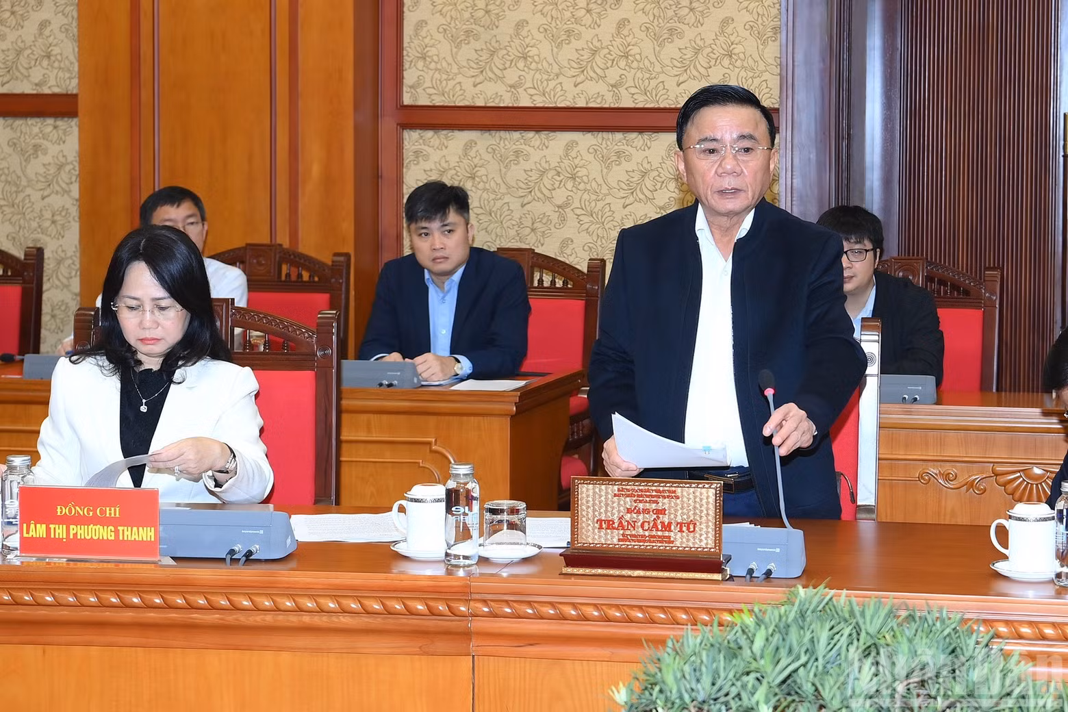 El miembro del Buró Político, miembro permanente del Secretariado del Comité Central del Partido Comunista y jefe del Subcomité de Organización del XIV Congreso del Partido, Tran Cam Tu, interviene en la reunión. (Foto: Nhan Dan)