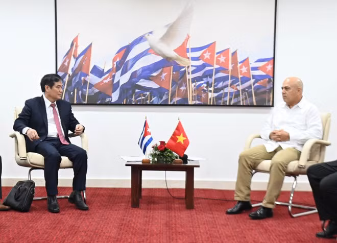 El subjefe de la Comisión de Propaganda y Movilización de Masas Phan Xuan Thuy y el miembro del Buró Político y secretario de Organización del Comité Central del Partido Comunista de Cuba, Roberto Morales Ojeda. (Foto: VNA)