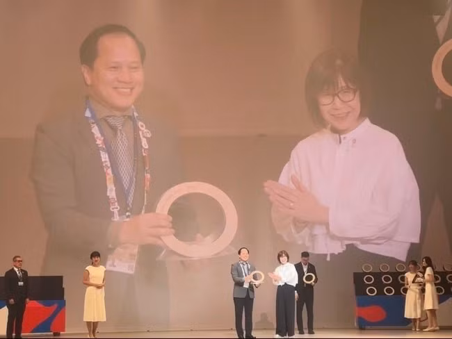 Tran Nhat Hoang, comisionado general adjunto de Vietnam en la Expo 2025 Osaka, Kansai, recibe el premio de plata en la categoría de diseño de exposición (Foto: hanoimoi.vn)