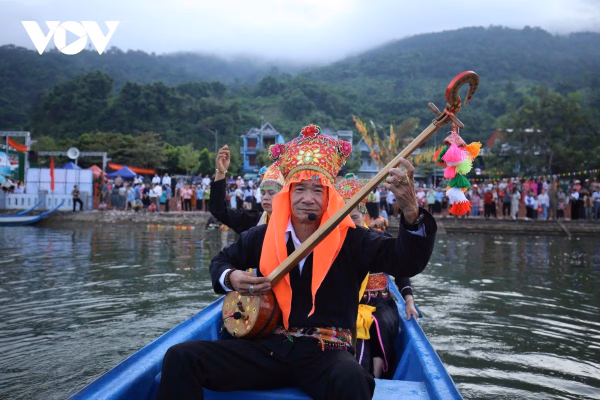 Según el Comité Popular de la comuna de Muong Lay, este año las actividades turísticas de la temporada se llevarán a cabo a finales de octubre. Esta es la actividad inaugural de una serie de eventos culturales, deportivos y turísticos que se celebrarán durante la temporada de aluviones en Muong Lay. (Foto: VOV)