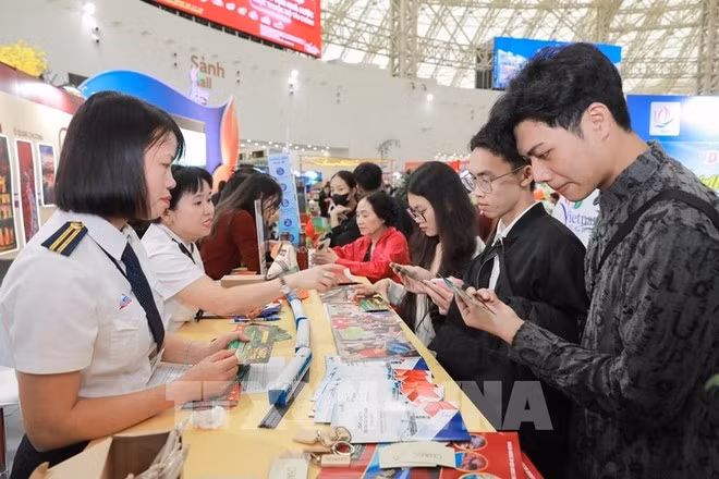 La Feria de Otoño 2025 se ha convertido en un punto de encuentro animado para empresas de turismo (Foto: VNA)