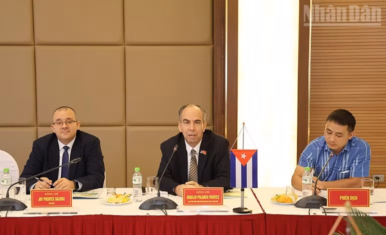 El embajador cubano en Vietnam, Rogelio Polanco Fuentes, habla en el evento.