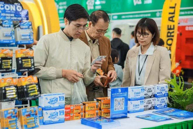 Los visitantes examinan los productos de de la empresa Dry Cell &amp; Storage Battery (PINACO) en la Feria de Otoño 2025 (Foto: VNA)