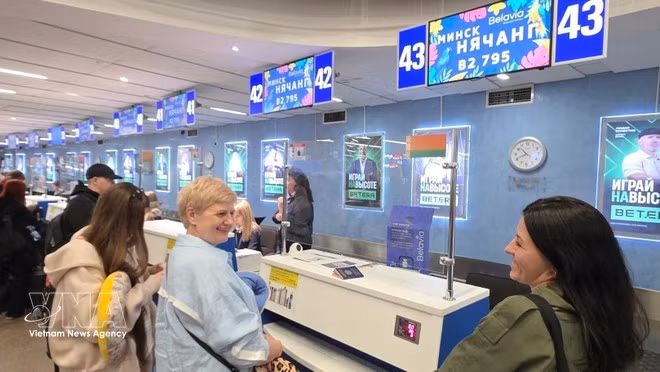 Los primeros pasajeros del vuelo Minsk-Nha Trang (Foto: VNA)