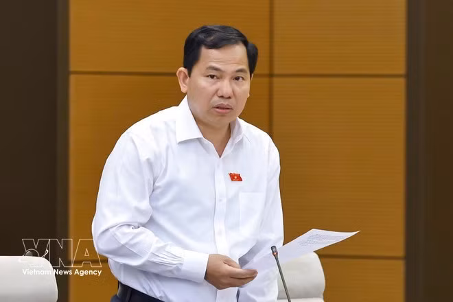 El secretario general de la AN y jefe de su Oficina, Le Quang Manh, presenta su informe (Foto: VNA)