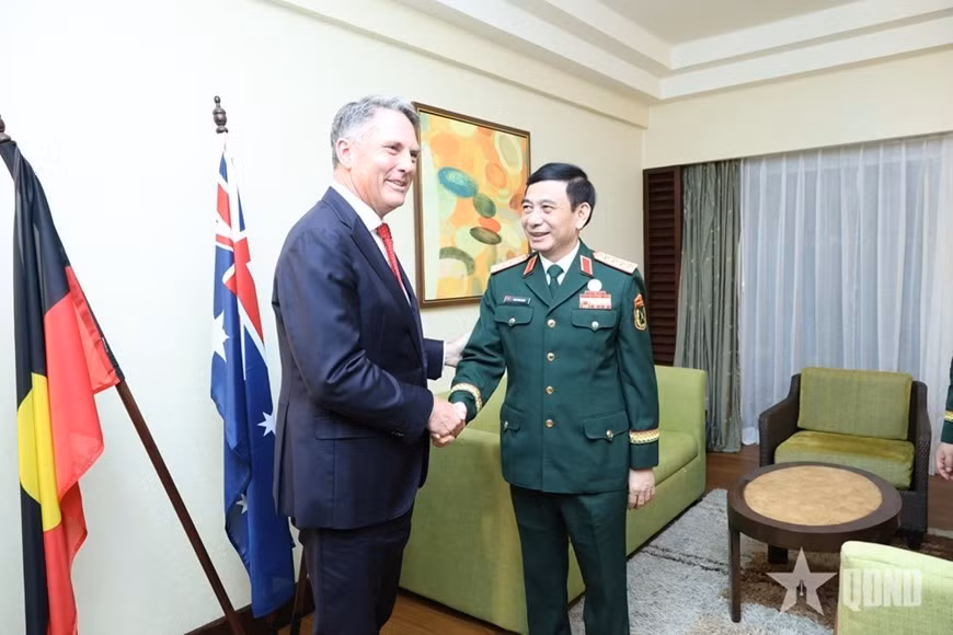 El general Phan Van Giang y Richard Marles, viceprimer ministro y ministro de Defensa de Australia (Foto: baoqdnd.vn)