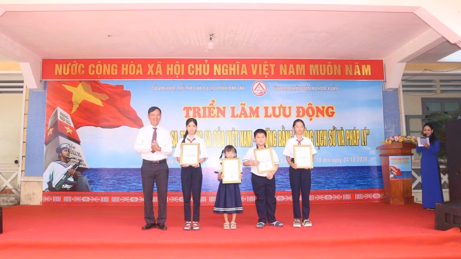 El Comité Organizador premia a los estudiantes ganadores del concurso de pintura “Amo los mares e islas de Vietnam”.