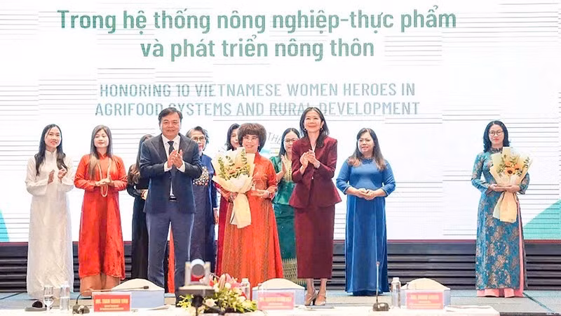 Miembros del Comité Organizador honran a Thai Huong, fundadora del Grupo TH.