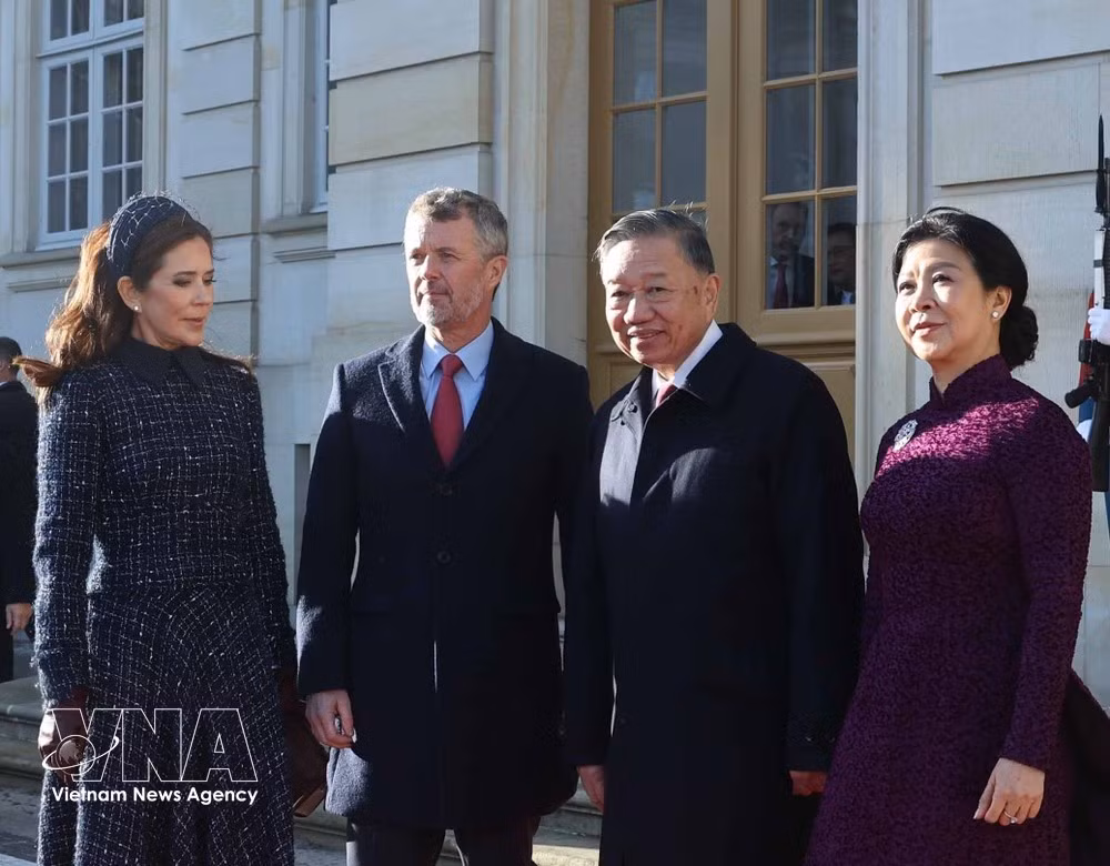 El secretario general del Partido Comunista de Vietnam y presidente de la República, To Lam, y su esposa, Ngo Phuong Ly, se reúnen con los reyes Federico X y María. (Foto: VNA)