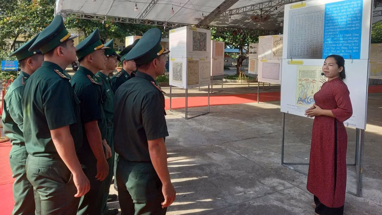 Oficiales y soldados de la Guardia Fronteriza visitan la exposición.