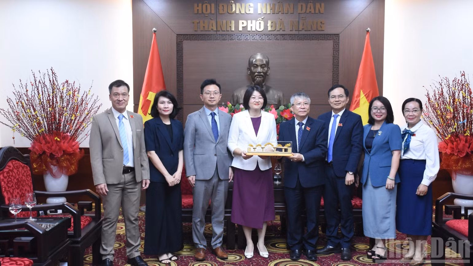 Nguyen Duc Dung, subsecretario del Comité del Partido y presidente del Consejo Popular de Da Nang, entrega a Li Weiwei, nueva cónsul general de China en la ciudad, una maqueta del Puente del Dragón. (Foto: Anh Dao)