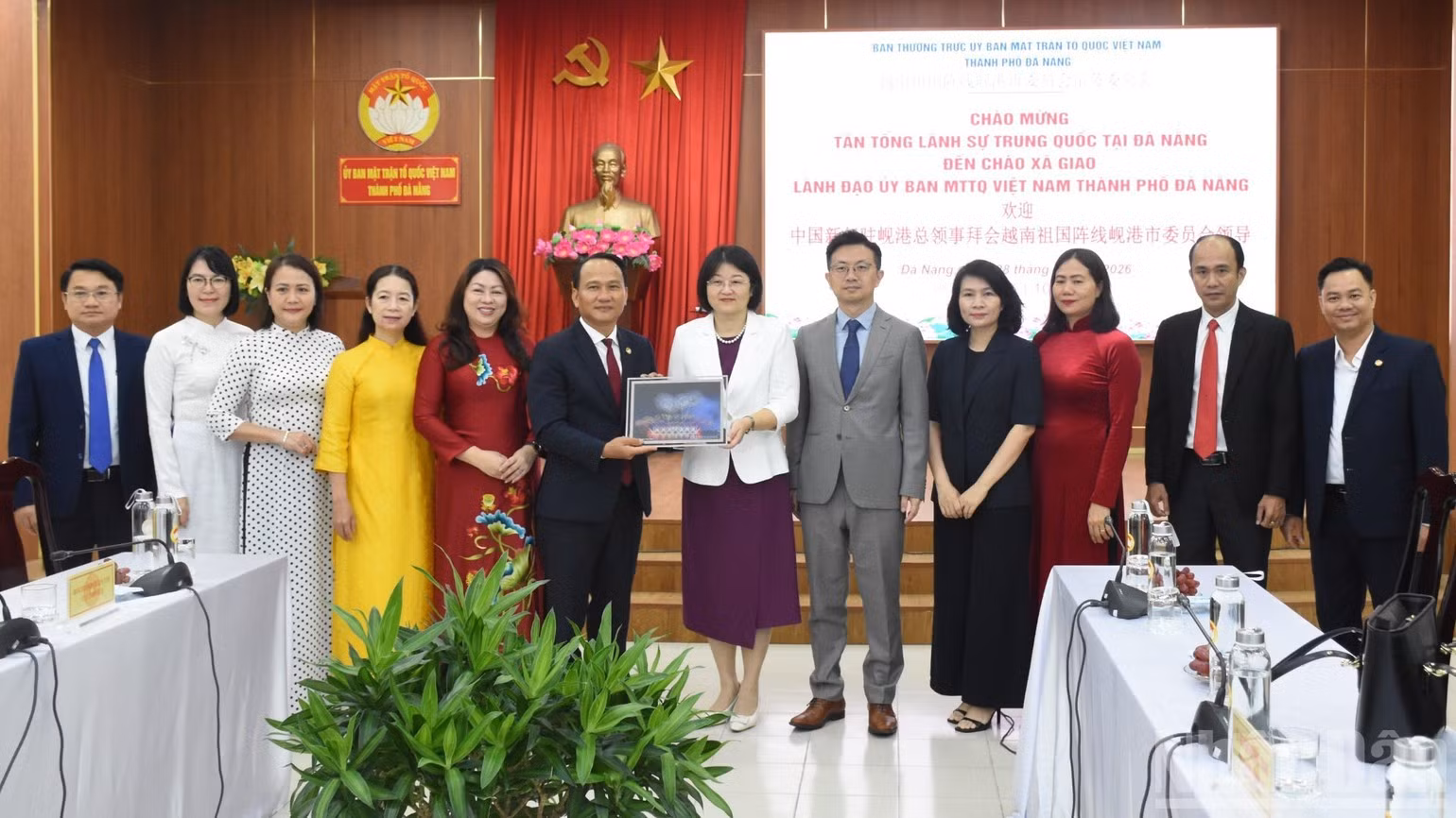 Nguyen Dinh Vinh, subsecretario del Comité del Partido y presidente del Comité del Frente de la Patria de Vietnam en la ciudad de Da Nang, entrega a la nueva cónsul general de China en Da Nang una fotografía del Festival Internacional de Fuegos Artificiales de Da Nang. (Foto: Anh Dao)