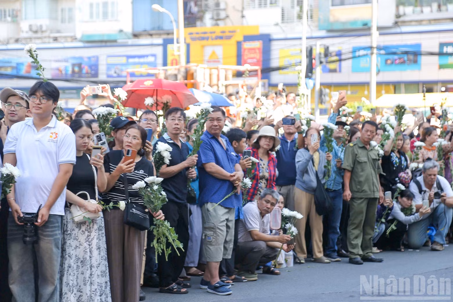 Una gran multitud de residentes de la ciudad se congrega frente al parque Le Thi Rieng para despedir a los héroes caídos (Foto: Nhan Dan)