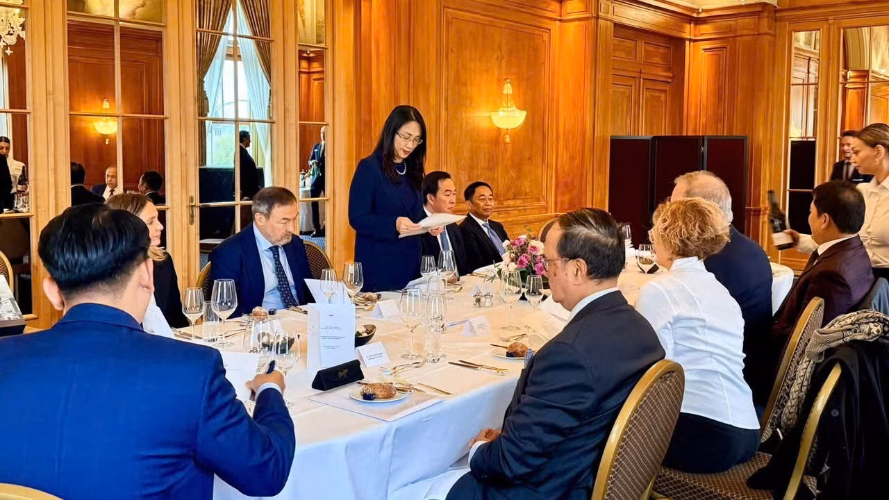La embajadora Chau Mai Anh interviene en la reunión. (Foto: Embajada de Vietnam en Suiza)