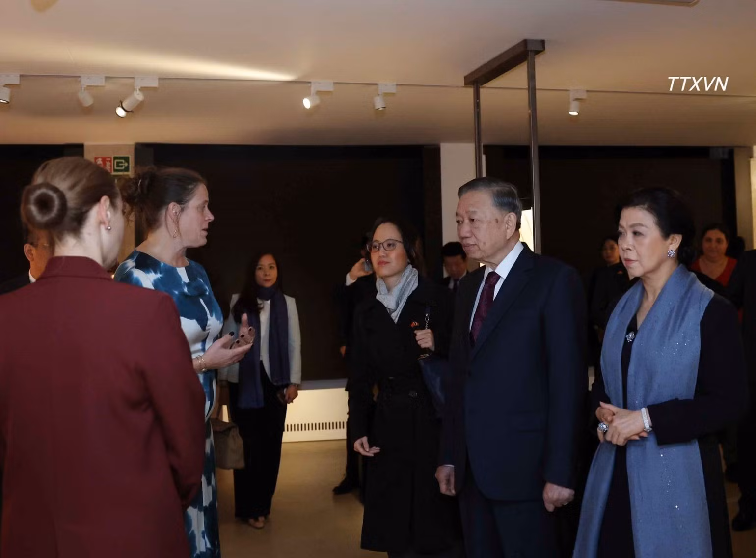 El secretario general del Partido Comunista y presidente de Vietnam, To Lam, y su esposa, Ngo Phuong Ly, visitan la Biblioteca Real de Bélgica. (Foto: VNA)