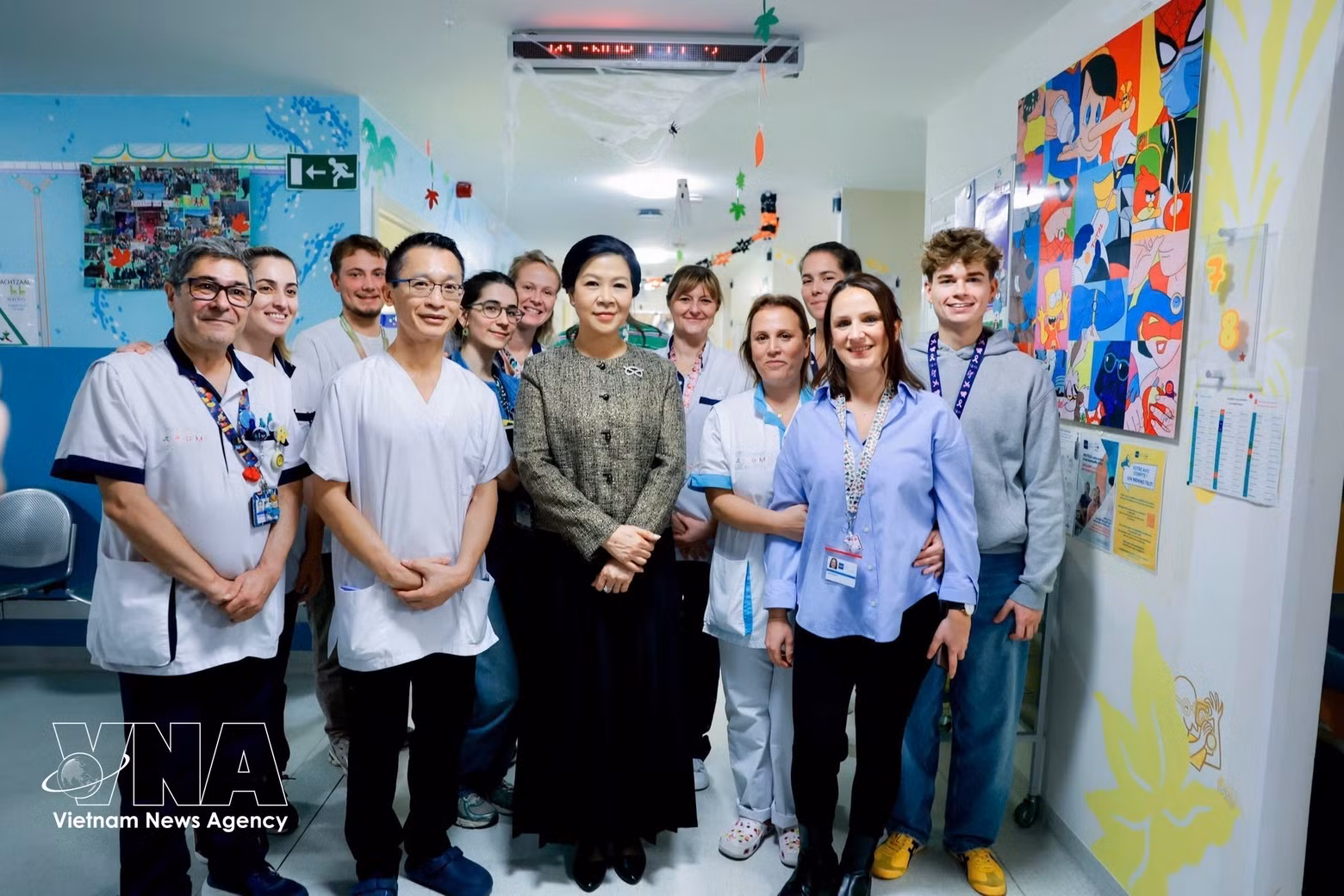 Ngo Phuong Ly, esposa del secretario general del Partido Comunista y presidente de Vietnam, To Lam, visitó el Hospital Universitario Infantil Reina Fabiola (HUDERF). Foto: VNA