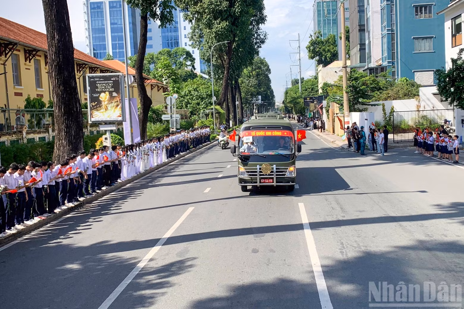 Una gran multitud espera para dar el último adiós a los héroes caídos (Foto: Nhan Dan)