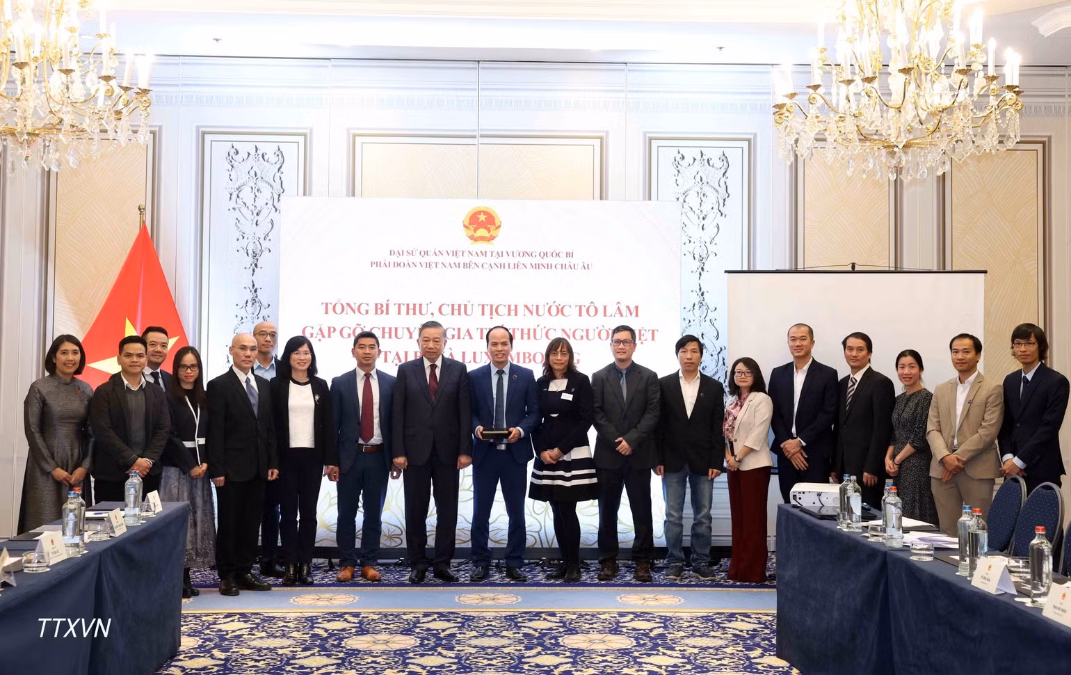 El secretario general del Partido Comunista y presidente de Vietnam, To Lam, junto a expertos e intelectuales coterráneos en Bélgica y Luxemburgo. (Foto: VNA)