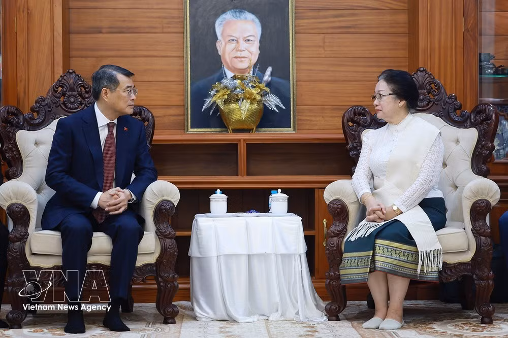 El primer ministro Le Minh Hung se reúne con Viphavanh Phomvihane, esposa del difunto presidente de la Asamblea Nacional de Laos, Xaysomphone Phomvihane, el 9 de octubre de 2026. (Foto: VNA)